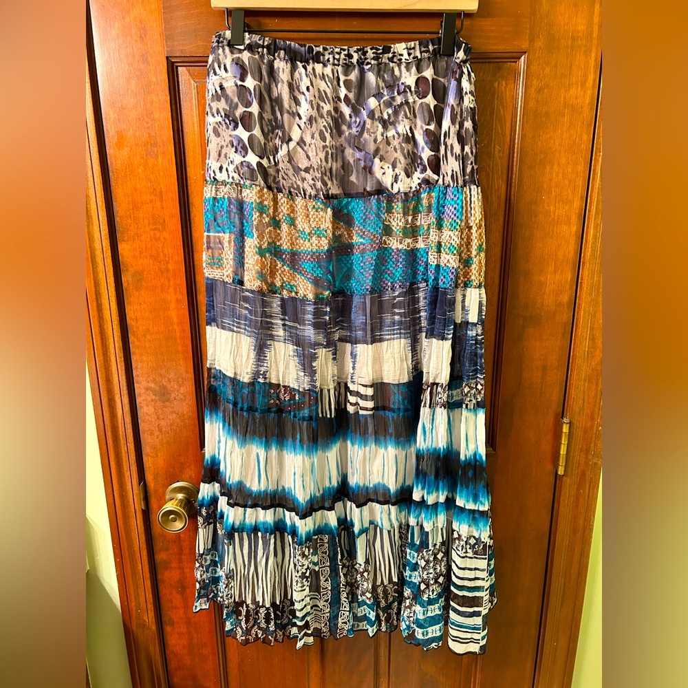 CHICOS Pretty fully lined elastic waist lightweight maxi skirt. Size 1